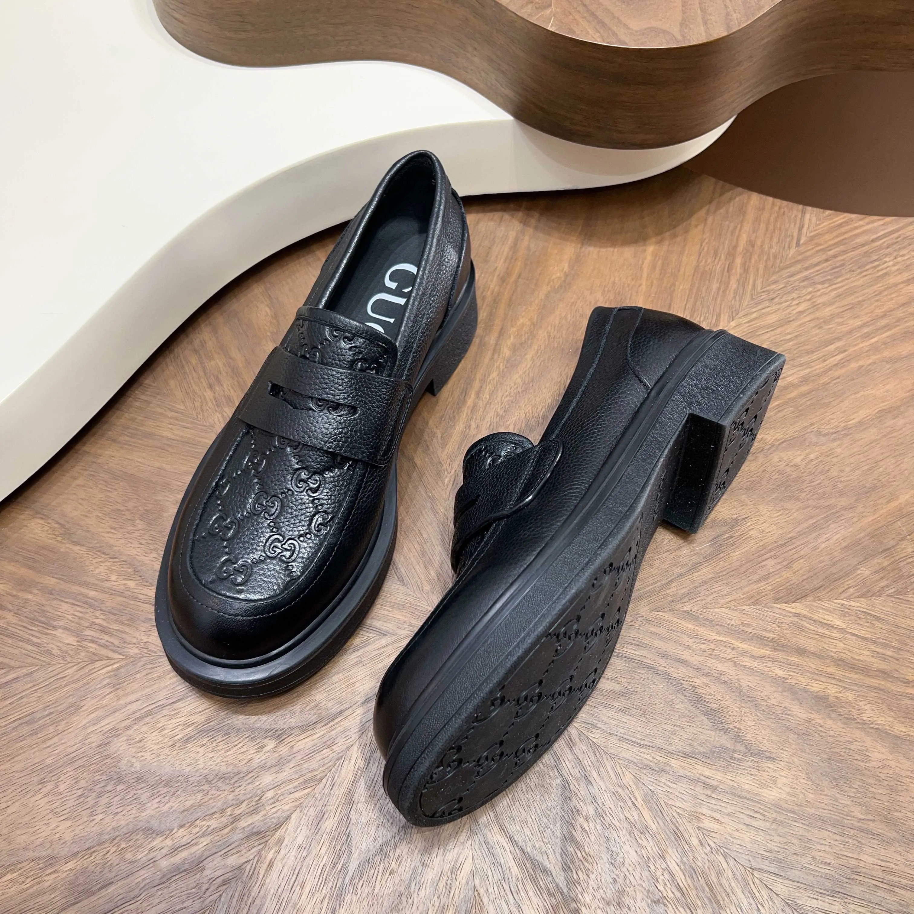 💰780 Gucci/Gucci new men’s lace-up shoes with GG details, matte cow leather derby shoes! The design of this men's lace-up shoe is rooted in the brand's heritage. Crafted from premium waxed cow leather, it is embellished with GG printed embossed suede leather details, a nod to Gucci's iconic monogram. The rubber sole decorated with GG pattern adds a touch of modern fashion to this design. Typical three-joint style design. European and American classic version, full calfskin lining. The overall upper texture is soft and the lining is comfortable and breathable. 2CM thickened soft rubber sole, easy to control. Versatile and stylish upper foot, multiple colors available to meet different matching needs, complete package! Size: 39-40-41-42-43-44 leather shoe size (38.45.46 can be customized)